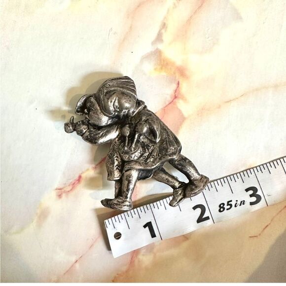 Silson Co. Hummel style vintage brooch - Picture 8 of 9